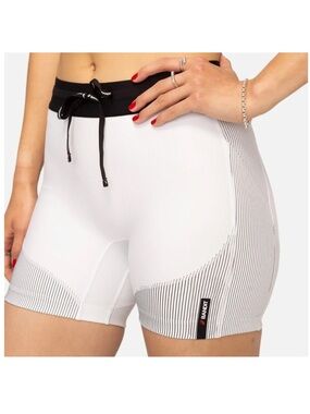 BANDIT RUNNING X ASICS Cadence Stripe 5"
Compression Shorts— Medium